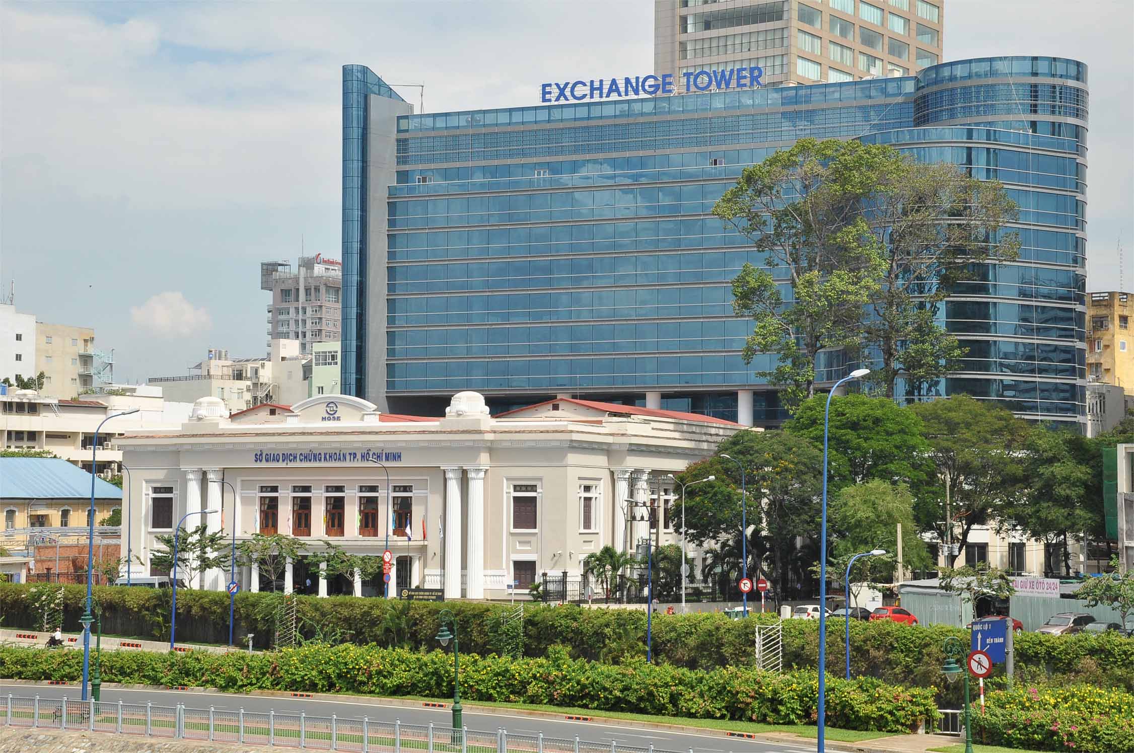 HOSE là Sàn giao dịch chứng khoán TP. Hồ Chí Minh, được thành lập vào Tháng 7/2000 