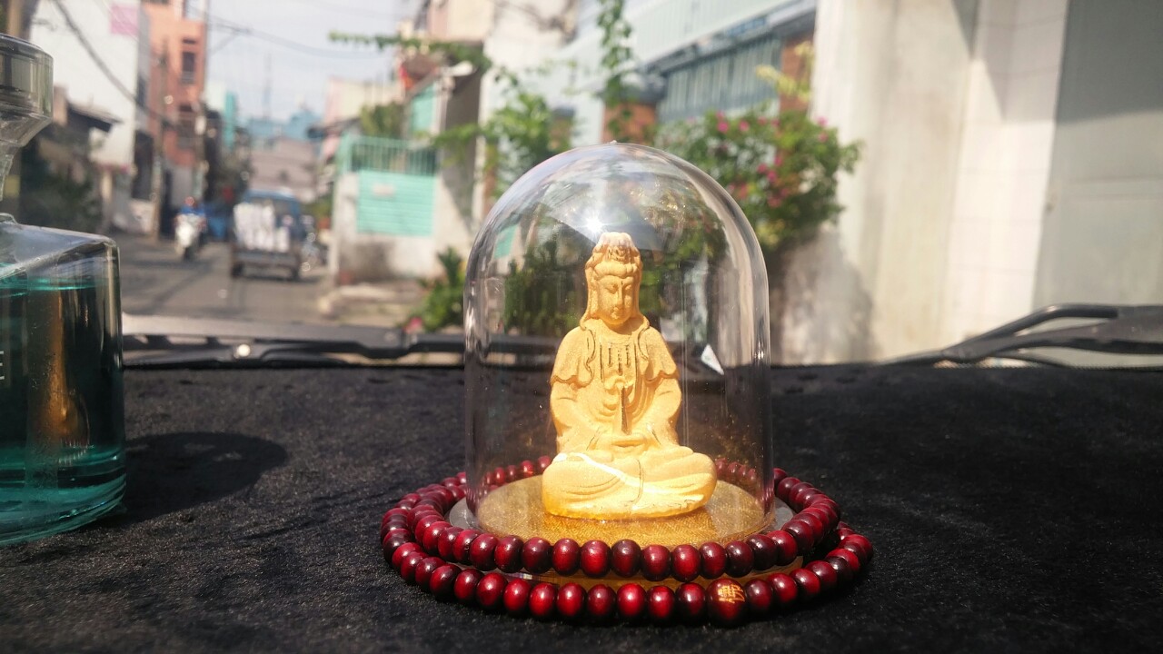 Tượng Phật trong xe ô tô