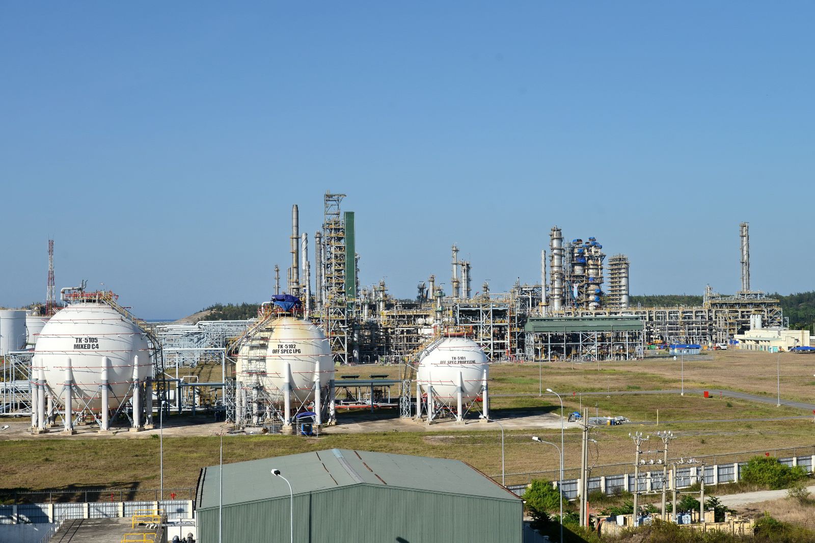 Lượng xăng dầu tiêu thụ giảm mạnh đồng nghĩa với việc Nhà máy lọc dầu Bình Sơn của BSR đang phải giảm công suất tới 90%