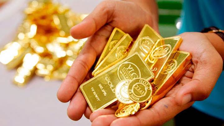 Giá vàng trong nước đắt hơn thế giới gần 8 triệu đồng/lượng